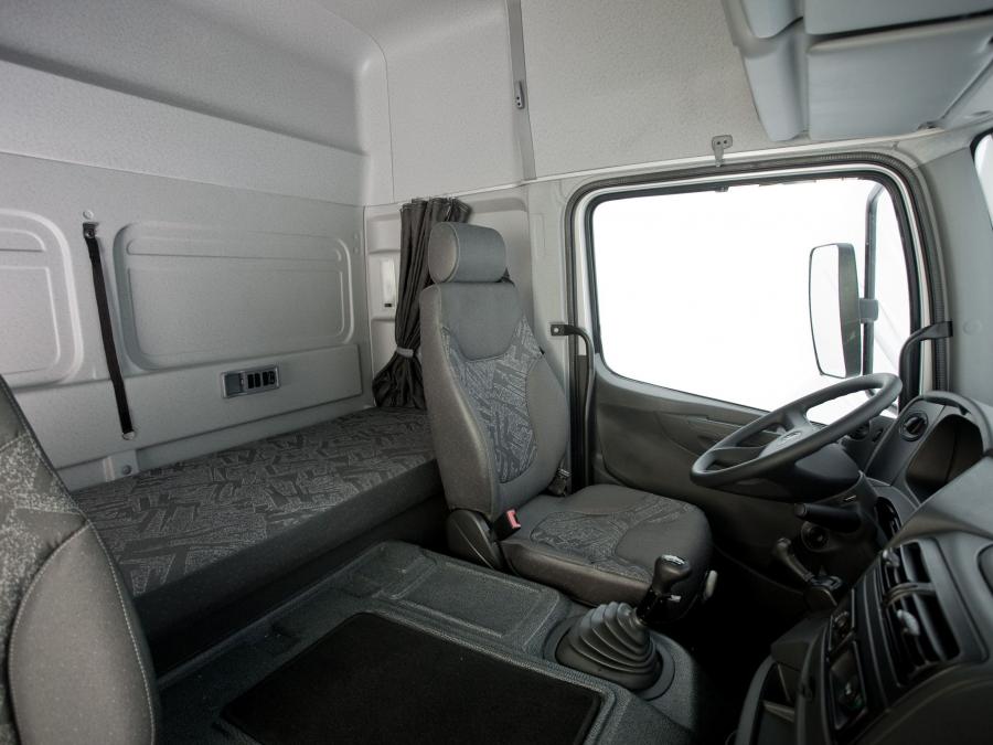 Интерьер Mercedes-Benz Atego 2426 6x2 2011 года  (BR) (фото 4 из 7)